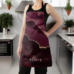 Delantal Geode Gold Monograma de la Agate de Oro de Borgoña<br><div class="desc">Borgoña y Relieve metalizado dorado Agate Geode Monograma Hermoso y Elegante Nombre de Script Apron. Esto hace que el dulce perfecto 16, 13, 15, 16, 18, 21, 30, 40, 50, 60, 70, 80, 90, 100 cumpleaños, boda, ducha de novias, aniversario, ducha de bebé, graduación o una fiesta de soltera sea...</div>