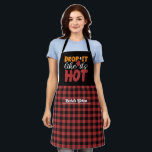 Delantal Gracioso Baking Pun Drop It Black Red Plaid Patter<br><div class="desc">Divertido y genial delantal para hacer la cocina más divertida. Regalo personalizado para la familia y amigos que aman cocinar, cocinar y probar una nueva receta en la cocina. Personalizar la redacción para que se ajuste a su ocasión. Puede utilizar la Herramienta de diseño para cambiar aún más el tipo...</div>