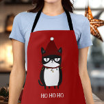 Delantal Gracioso Gato Grouchy Catmas Humor<br><div class="desc">Prepárate para cocinar un poco de alegría de vacaciones con nuestro divertido delantal Grouchy Cat! Con un ilustracion divertidísimo de un gato enredado con luces de Navidad, este delantal es perfecto para los amantes del gato y para los que disfrutan de una buena risa en la cocina. Ideal para hacer...</div>