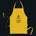 Delantal Gracioso mantener la calma maestro chef bbq apron<br><div class="desc">Divertido mantener tranquilo al maestro chef bbq apron para los hombres. Plantilla de tipografía de época con corona azul marino. Colores de personalizable. Crea tu propia parodia de KeepCalm. Aniversario lindo o Feliz Día del Padre idea de regalo para el maestro de la parrilla, rey de la barbacoa, mejor padre,...</div>