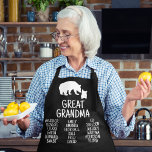 Delantal Gran regalo de abuela con nombres de nietos de oso<br><div class="desc">¿Buscas un delantal personalizado para tu bisabuela? ¡No mires más lejos que el Gran Apron de la Abuela! Este delantal negro rústico es perfecto para su cocina, y se puede personalizar con el nombre de cualquier nieto. ¡El oso protector con un oso adorable es seguro que captura su naturaleza protectora...</div>