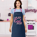 Delantal Guay Mom Hand Lettering dibujando el día de la mad<br><div class="desc">Apron del Día de la Madre de Guay Rosa lindo. Escritura a mano y dibujo rosa sobre fondo azul marino. Gran regalo para la mejor madre por el Día de la Madre,  cumpleaños o Navidades.</div>