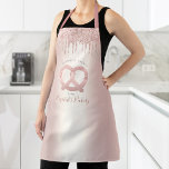 Delantal Guión de Rosa de tazas de Purpurina de oro<br><div class="desc">Aquí hay una manera maravillosa de añadir a la diversión del hornear. Añada un poco más de brillo a sus aventuras culinarias cuando use este elegante, sofisticado, sencillo y moderno delantal. Un pretzel dorado brillante, rosa, tipografía manuscrita de escritura y goteo de purpurinas superponen un fondo oscuro de color rosa...</div>