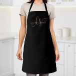 Delantal Guión femenino de oro negro moderno monogramado<br><div class="desc">Guión Femenino Moderno Oro Negro Monogramado Apron. Personalice fácilmente este elegante y moderno delantal con su monograma y nombre personalizado.</div>