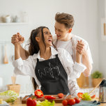 Delantal Guión moderno Wifey Fecha Blanco Negro<br><div class="desc">El Guión Moderno Wifey Date White Black. Excelente artículo práctico para la caja de regalo preboda de la novia. Personaliza fácilmente la fecha del boda.</div>