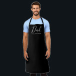 Delantal Guión negro moderno personalizado con nombres de n<br><div class="desc">Papá personalizado personalizado texto moda linda cocina moderna Apron. Gran regalo para el Día del Padre con nombres de niños personalizados. Puedes personalizar el texto inferior con los nombres de los miembros de tu familia,  niños,  niños,  etc. Texto blanco completamente personalizable sobre fondo negro. Todos los colores son editables.</div>