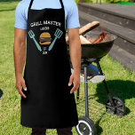 Delantal Hamburguesas de parrilladas de barbacoa personaliz<br><div class="desc">Un divertido delantal con una hamburguesa y herramientas de parrilladas en un fondo negro. Añadir 3 líneas de texto personalizado para personalizar. Ideal para los amantes de la barbacoa,  la parrilla y la cocina. Hace un regalo perfecto para el Día del Padre,  el cumpleaños o las vacaciones.</div>