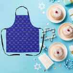 Delantal Hanukkah Gold Dreidel Star de David Menorah Blue<br><div class="desc">Prepárate para cocinar algo de magia Hanukkah con estilo con nuestro delantal festivo de Hanukkah! Este delantal presenta un diseño encantador de oro Dreidels, Star of David, y Menorah sobre un hermoso fondo azul, lo que lo convierte en el accesorio perfecto para sus celebraciones de vacaciones. Ya sea que estés...</div>