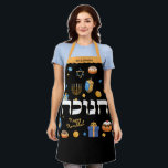 Delantal Hanukkah Personalizada Hebrea Menorah Dreidel<br><div class="desc">Fijar un tono feliz de Hanukkah con este Apron audaz y brillante. Asegúrate de hacer una sonrisa especial a alguien. Es la manera perfecta de desear a amigos y familiares un Hanukkah feliz. Elementos caprichosos y coloridos del Chanukah -incluyendo Jelly Donuts, Dreidels, Wrapped Gifts, Gold Coins y Stars of David-...</div>