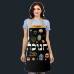 Delantal Hanukkah Personalizada Hebrea Menorah Dreidel<br><div class="desc">Fijar un tono feliz de Hanukkah con este Apron audaz y brillante. Asegúrate de hacer una sonrisa especial a alguien. Es la manera perfecta de desear a amigos y familiares un Hanukkah feliz. Elementos caprichosos y coloridos del Chanukah -incluyendo Jelly Donuts, Dreidels, Wrapped Gifts, Gold Coins y Stars of David-...</div>