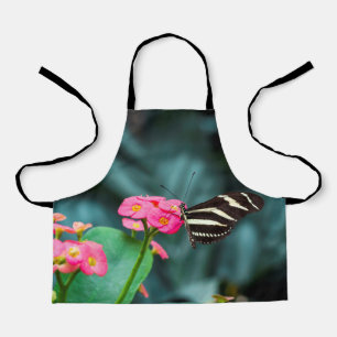 Delantal Hermosa mariposa en una flor rosa