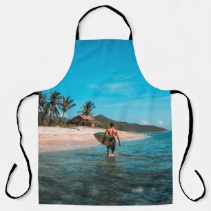 Delantal Hombre sostiene tabla de surf en cuerpo de agua