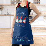 Delantal Hornear con mis Gnomies Funny Nordic Holiday Moder<br><div class="desc">"Hurgando con mis gnomías". Aquí hay una forma maravillosa de añadir a la diversión de sus vacaciones horneando. Añade brillo extra a tus aventuras culinarias vacacionales cada vez que llevas este delantal adorable, caprichoso, divertido, simple, moderno y personalizado de los Navidades. Tres gnomos escandinavos adorables, divertidos y extravagantes diseñados en...</div>
