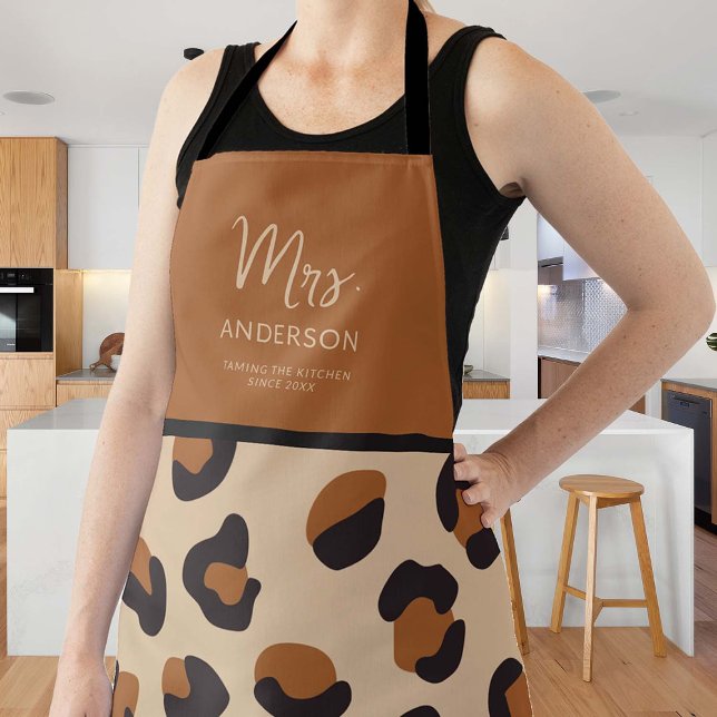 Delantal Impresión de Cheetah Taming Kitchen Brown Gracioso (funny apron bride bridal newlywed bachelorette gift personalized christmas thanksgiving wild animal)