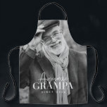 Delantal Increíble Grampa desde 20XX Sencilla Foto Elegante<br><div class="desc">Este diseño simple y moderno se compone de tipografía de la cadena y cursiva y añade una foto personalizado</div>