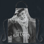 Delantal Increíble Grampa desde 20XX Sencilla Foto Elegante<br><div class="desc">Este diseño simple y moderno se compone de tipografía de la cadena y cursiva y añade una foto personalizado</div>
