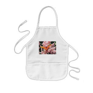 Delantal Infantil Julia Butterfly sobre las flores rosadas