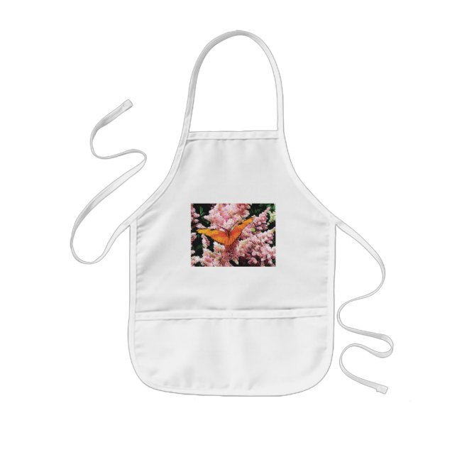 Delantal Infantil Julia Butterfly sobre las flores rosadas (Frente)