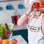 Delantal Infantil La cocina de la abuela moderna siempre está abiert<br><div class="desc">Bienvenidos a la Cocina de la Abuela, donde el amor y la calidez están siempre en el menú! Encanta a tu abuela favorita con este encantador regalo de Zazzle. Ya sea por el Día de la Madre, su cumpleaños, o solamente para mostrar aprecio, este reflexivo artículo seguro traerá una sonrisa...</div>