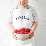 Delantal Infantil Monograma de nombre personalizado | Azul Marino<br><div class="desc">Estos delantales personalizados para los niños incluyen el nombre de su hijo en una moderna letra abovedada, lo que los hace perfectos para los chefs que ayudan en la cocina, en juegos de ropa creativos o como cigarrillos de artista para proteger la ropa durante la elaboración. Fabricados con tejidos duraderos...</div>