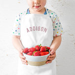 Delantal Infantil Monograma de nombre personalizado | Malva<br><div class="desc">Estos delantales personalizados para los niños incluyen el nombre de su hijo en una moderna letra abovedada, lo que los hace perfectos para los chefs que ayudan en la cocina, en juegos de ropa creativos o como cigarrillos de artista para proteger la ropa durante la elaboración. Fabricados con tejidos duraderos...</div>