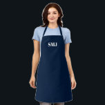 Delantal Iniciales monográficas personalizados modernas azu<br><div class="desc">Personalice las iniciales del monograma personalizado azul marino blanco Apron. letras blancas, fondo azul marino. Puede elegir su color correa un gran regalo para mamá, papá, amigos y usted mismo! Diseño moderno, minimalista, sencillo y elegante. Excelente para cocineros, chefs, cerámica, artesanía, trabajo, cocina, horneado, barbacoa, parrilladas, comercios y tiendas, etc....</div>