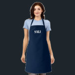 Delantal Iniciales monográficas personalizados modernas azu<br><div class="desc">Personalice las iniciales del monograma personalizado azul marino blanco Apron. letras blancas, fondo azul marino. Puede elegir su color correa un gran regalo para mamá, papá, amigos y usted mismo! Diseño moderno, minimalista, sencillo y elegante. Excelente para cocineros, chefs, cerámica, artesanía, trabajo, cocina, horneado, barbacoa, parrilladas, comercios y tiendas, etc....</div>