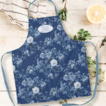 Delantal Jardín floral inglés Abuela azul y blanca<br><div class="desc">Este precioso delantal de patrón floral vintage de chintz inglés fue creado a partir de un fragmento de arte de papel pintado antiguo en azul y blanco Delft. El color se restauró y el patrón repetido se recreó para producir este delantal atemporal y elegante con tu mensaje de amor que...</div>