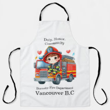 Joven bombero alegre en camión rojo