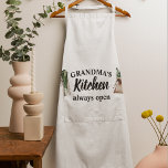 Delantal La cocina de la abuela moderna siempre está abiert<br><div class="desc">Bienvenidos a la Cocina de la Abuela, donde el amor y la calidez están siempre en el menú! Encanta a tu abuela favorita con este encantador regalo de Zazzle. Ya sea por el Día de la Madre, su cumpleaños, o solamente para mostrar aprecio, este reflexivo artículo seguro traerá una sonrisa...</div>