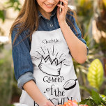 Delantal La Divertida Reina De La Cocina Personalizada<br><div class="desc">Este divertido delantal hará un gran regalo para navidades, cumpleaños, nuevo hogar o cualquier otra ocasión especial. El delantal presenta un diseño simplista en blanco y negro, peronizado con tu nombre y el texto 'REINA DE LA COCINA' muy fácilmente editado para que diga 'rey, príncipe o princesa de la cocina'....</div>