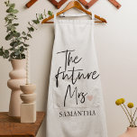 Delantal La futura señora y su nombre | Regalo moderno de b<br><div class="desc">Presentamos "The Future Mrs. and Your Name" (La futura señora y su nombre) Un juego de regalos de belleza modernos de Zazzle. Celebra la alegre ocasión de la futura señora con un regalo de belleza moderno de Zazzle que combina lujo, personalización y estilo. Este exclusivo juego de regalos está diseñado...</div>