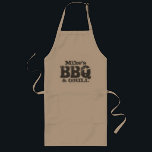 Delantal Largo Larga capa de personalizado para los hombres con n<br><div class="desc">Larga plataforma personalizada de barbacoa para hombres. Parones de barbacoa Personalizado con tipografía vintage. Texto masculino con letras de aspecto afligido. Añade tu propio nombre barbacoa y parrilla. Nombre personal, apellido familiar o apellido. La barbacoa al aire libre de Guay favorece la idea de regalo para el chef, padre, tío,...</div>