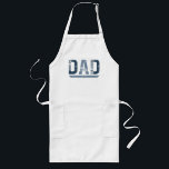 Delantal Largo Regalo del Día del Padre "DAD El Hombre Puede Leer<br><div class="desc">Celebra a tu legendario padre con esta audaz e icónica camiseta del Día del Padre, que incluye la frase atemporal: "DAD: El hombre. El Mito. La leyenda". Este diseño clásico es una manera divertida y elegante de mostrar aprecio por el hombre que lo hace todo. Ya sea que esté parrillando,...</div>