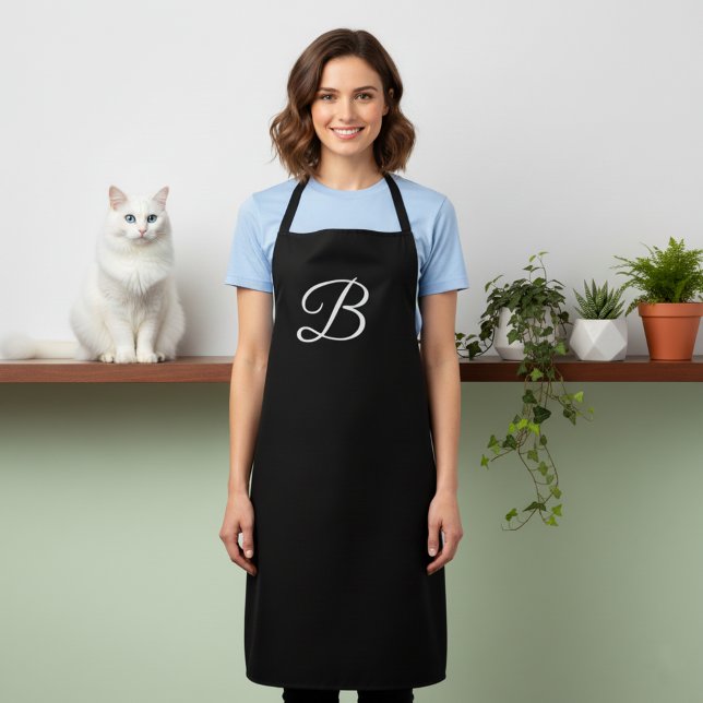 Delantal largo sólido negro con monograma (Black apron with large monogram.)