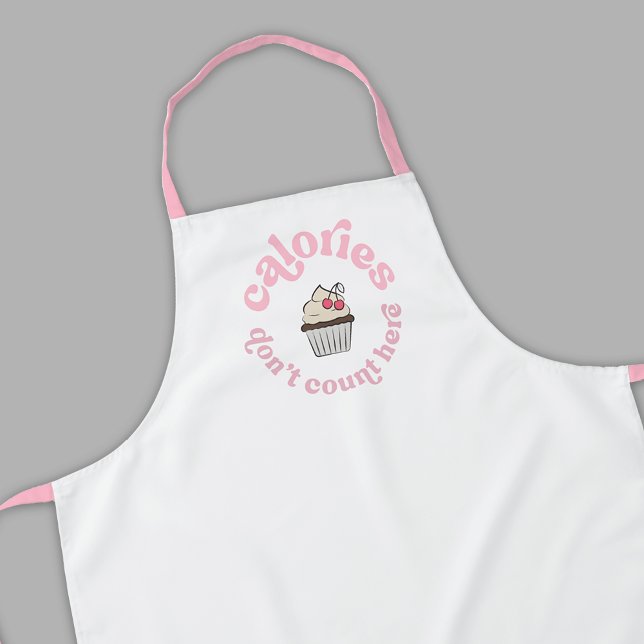 Delantal Las calorías no cuentan aquí el pastel rosado de p (Modern white and pink cupcake apron design with retro font that reads 'Calories Don't Count Here')