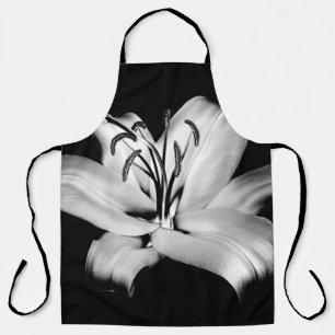 Delantal Lirio plateado: Elegancia floral monocroma.