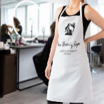 Delantal Logo del salón de belleza empleado blanco y negro<br><div class="desc">Sencilla plantilla de delantal profesional para peluquero,  cabello de belleza,  peluquería,  estudio de belleza,  maquillador,  esteticista,  cosmetólogo con una silueta negra (¡puedes reemplazarla con tu logo!),  tu salón,  y el nombre y título del empleado con un sólido fondo blanco.</div>