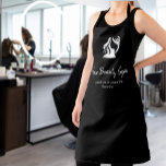 Delantal Logo del salón de belleza empleado elegante en bla<br><div class="desc">Sencilla plantilla de delantal profesional para peluquero,  cabello de belleza,  peluquería,  estudio de belleza,  maquillador,  esteticista,  cosmetólogo con una silueta de cabeza de mujer blanca (¡puedes reemplazarla con tu logo!),  tu salón,  y el nombre y título del empleado con un sólido fondo negro.</div>