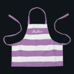 Delantal Los niños cortan morado y rayas blancas personaliz<br><div class="desc">A tu hijo le encantará la artesanía o la ayuda a cocinar en este Apron personalizado de rayas blancas y púrpura. Este moderno diseño tiene amplias rayas horizontales en el delantal de toda la impresión y su nombre está escrito en blanco y llamativo en la parte superior. HAGA CLIC EN...</div>