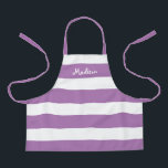 Delantal Los niños cortan morado y rayas blancas personaliz<br><div class="desc">A tu hijo le encantará la artesanía o la ayuda a cocinar en este Apron personalizado de rayas blancas y púrpura. Este moderno diseño tiene amplias rayas horizontales en el delantal de toda la impresión y su nombre está escrito en blanco y llamativo en la parte superior. HAGA CLIC EN...</div>