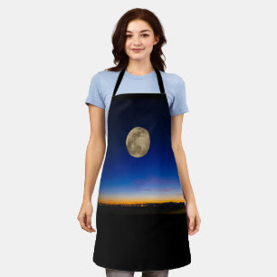 Delantal Luna llena de pie sobre la puesta de sol