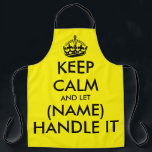 Delantal Manténganse tranquilos y déjenlos manejarlo amaril<br><div class="desc">Manténgase tranquilo y déjelo manejar el protector amarillo fresco de barbacoa. Plantilla moderna de tipografía con corona. Parones de cocina personalizados de cualquier color. Plantilla de moda con diseño de tipografía de letras grandes. Añade tu propio nombre o cita humorística. Crea tu propio regalo de cumpleaños para el maestro de...</div>