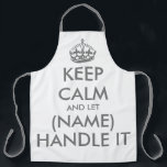 Delantal Manténgase tranquilo y déjelo manejar cocina blanc<br><div class="desc">Mantente tranquilo y deja que (nombre) se ocupe de su divertido delantal blanco y gris de barbacoa para hombres y mujeres. Plantilla de tipografía de época con corona. Parones de cocina personalizados de cualquier color. Plantilla de moda con diseño de tipografía de letras grandes. Añade tu propio nombre o cita...</div>