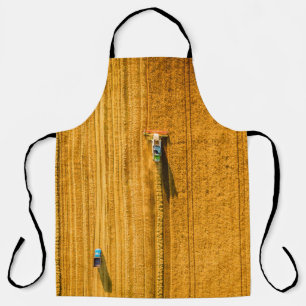 Delantal Máquina cosechadora trabajando en campo. Combinar 