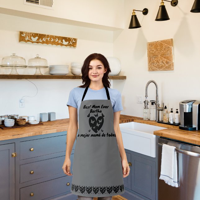 Delantal Mariposas y nombre personalizado del corazón, gris (Gray Bilingual apron, Best Mom Ever, La mejor mamá de todas, custom name.  multilingual project)