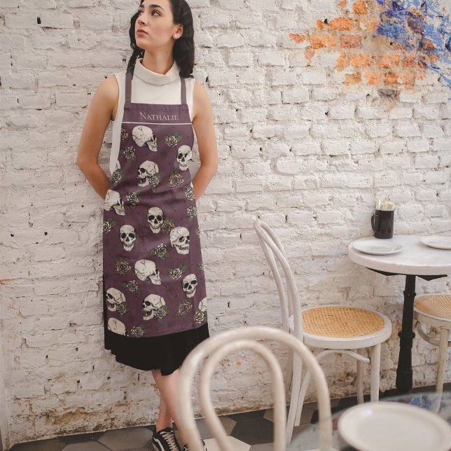 Delantal Maroon Gótico Skulls y Rosas Nombre personalizado (Gothic Skulls and Blush Pink Roses Halloween Apron in Maroon Purple with Custom Name.)