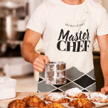 Delantal Master Chef nombre de damero blanco negro personal<br><div class="desc">Impresión con motivos de mosaico geométrico en un elegante delantal en carbón vegetal negro, blanco y gris oscuro con un aspecto masculino y un guión de tipografía MASTER CHEF negrita. Puede personalizarlo con su nombre. Puede ser un buen regalo para un amante de la cocina o un chef maestro -...</div>