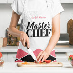 Delantal Master Chef nombre de damero rojo negro personaliz<br><div class="desc">Impresión con patrones de mosaico geométrico en todo el elegante delantal en rojo coral, blanco y negro con un guión de tipografía MASTER CHEF negrita. Puede personalizarlo con su nombre. Puede ser un buen regalo para un amante de la cocina o un chef maestro - marido, amigo, prometido o empleado....</div>