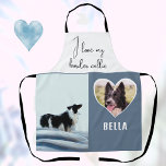 Delantal Me encanta mi nombre de foto de perro dibujado en<br><div class="desc">Me encanta mi Collie Fronterizo Dibujando el nombre de la foto de perro Apron. Este delantal es perfecto para cualquier propietario de Border Collie! Incluye una hermosa foto en forma de corazón, un nombre personalizado de tu perro, y un encantador dibujo de un Collie fronterizo jugando en la nieve. El...</div>